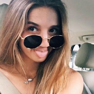 Meet your Posher, Abbey